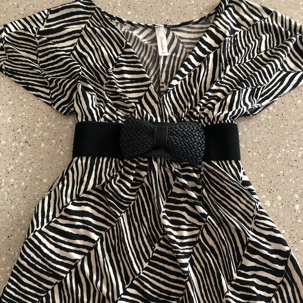 Size M. Cute blouse w/ detachable bow belt